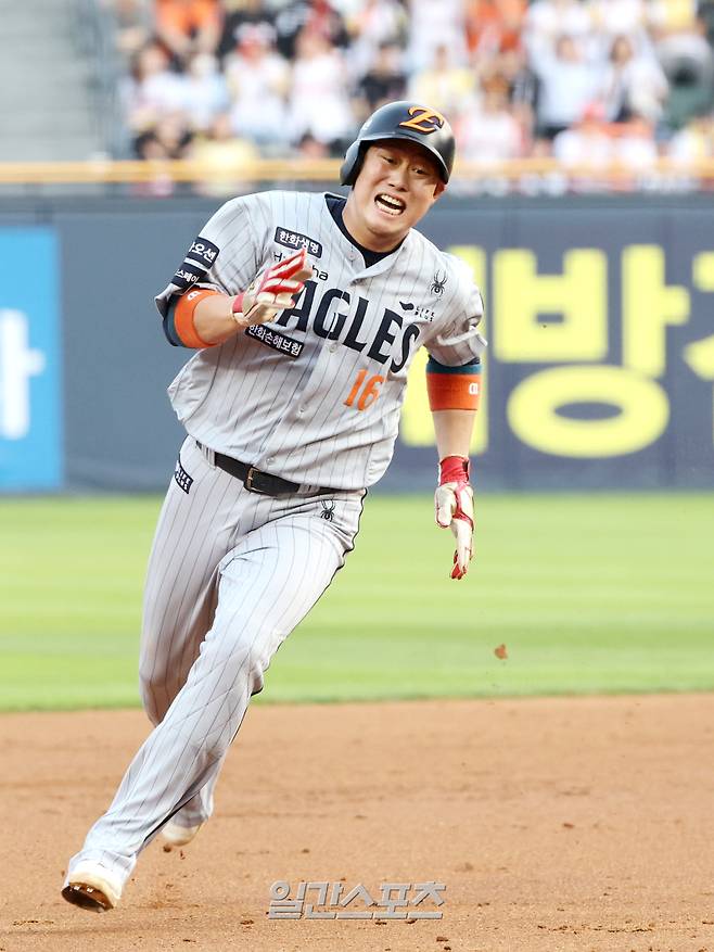 2025 KB0리그 프로야구 LG트윈스와 한화이글스의 경기가 5월 28일 오후 서울 잠실야구장에서 열렸다. 3회초 2사 1루 문현빈의 적시타 때 1루주자 하주석이 홈까지 전력질주하고 있다. 잠실=김민규 기자 mgkim1@edaily.co.kr
