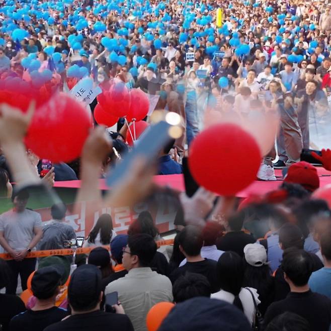 유세 현장은 색으로 갈렸다. 파란색·붉은색·주황색이 표심 전장을 메웠다.