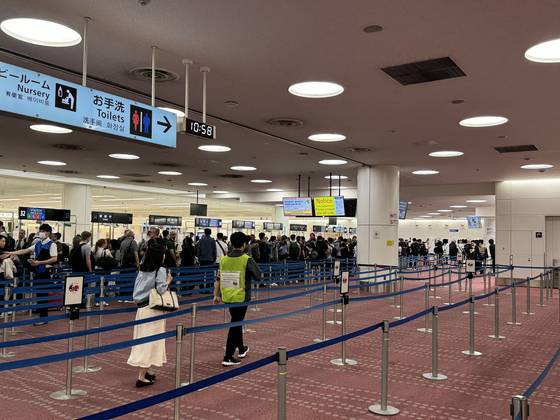 옆에 길게 줄 선 외국인 입국 심사대와 달리 한국인 관광객이 한산한 전용 입국 심사대로 들어가고 있다. 김현예 특파원