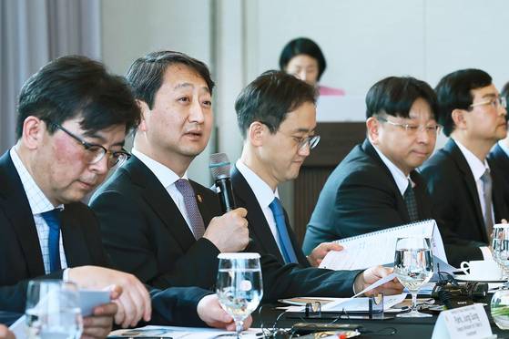안덕근 산업통상자원부 장관(왼쪽 두 번째)이 지난 3월 24일 서울 강남구 그랜드인터컨티넨탈호텔에서 열린 '외국인투자 전략회의'에 참석해 인사말을 하고 있다. 산업통상자원부 제공