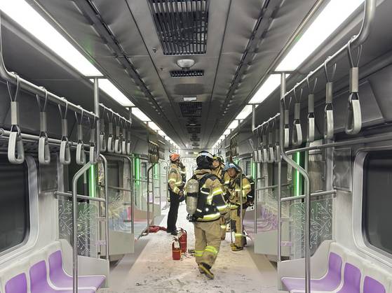 지난달 31일 아찔했던 5호선 지하철 방화 화재로 검게 그을린 객차 내부 모습. 영등포소방서 제공. 연합뉴스.
