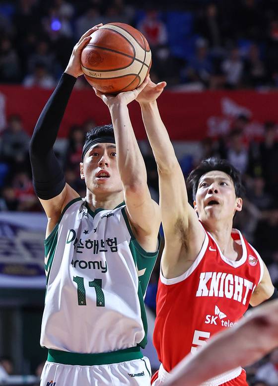 이정현의 빈자리를 메우기 위해 친정팀 삼성으로 복귀한 이관희(왼쪽). 연합뉴스