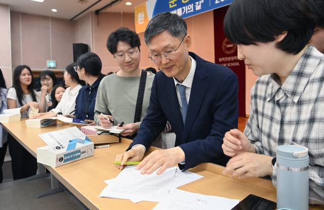 ▲ 최근 문형배 전 헌법재판소장 권한대행이 강원대에서 특강을 가진 후 수강생들에게 사인을 해주고 있다. 서영 기자