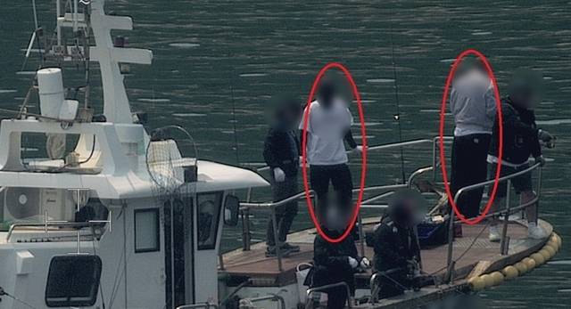 ▲ 구명조끼를 입지 않은 승객들이 낚시를 하고 있다.