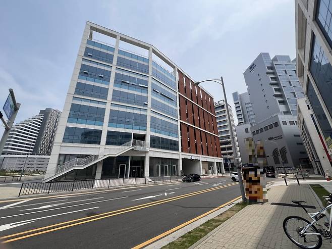 거북섬 일대 상가 모습. 텅텅 빈 상가가 보인다. 사진=손주형 기자