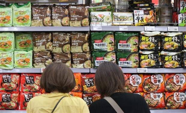 지난 5일 서울 한 대형마트에서 라면을 고르는 외국인 관광객의 모습. /연합뉴스