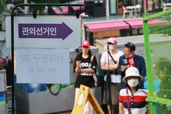 21대 대통령 선거 사전투표 둘째날인 30일 서울 서대문구 구 신촌동주민센터에 마련된 신촌동사전투표소에서 부정선거를 주장하는 시민들이 스마트폰으로 영상을 촬영하고 있다. /사진=연합뉴스