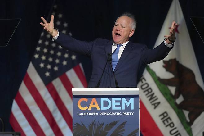 팀 월즈 미네소타 주지사가 지난달 31일(현지시간) 캘리포니아주 애너하임에서 열린 연례 당원 행사에서 연설하고 있다. AP연합뉴스