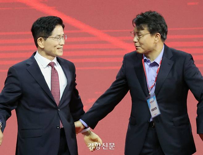 국민의 대선 후보에 선출된 김문수 후보(왼쪽)가 지난달 3일 고양 킨텍스에서 열린 제5차전당대회에서 윤상현 의원과 웃으며 대화하고 있다. 박민규 선임기자