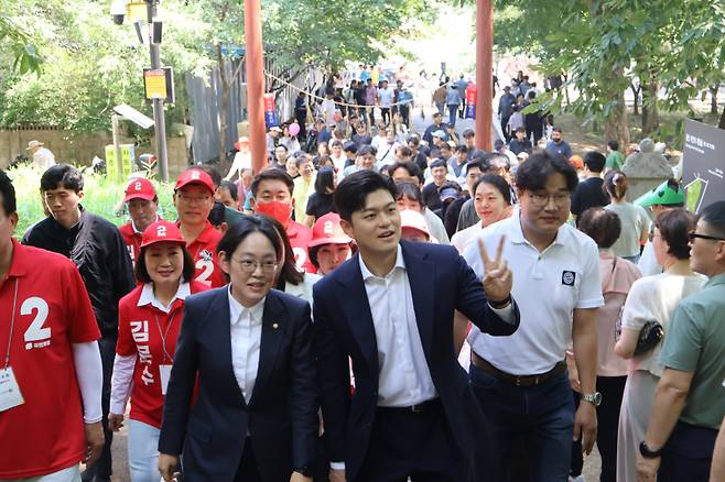 김용태 국민의힘 비상대책위원장이 1일 경산시에서 열린 자인단오제 현장을 찾아 김문수 대통령 후보에 대한 전폭적인 지지를 호소했다. 조지연 의원실 제공