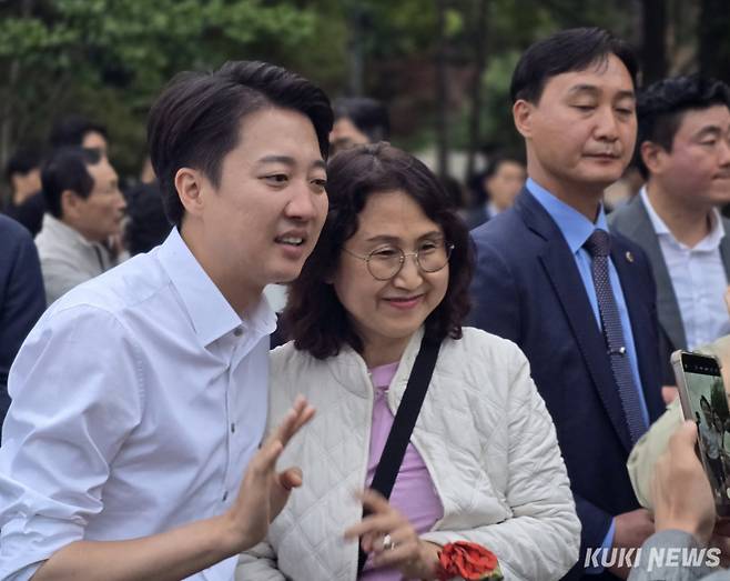이준석 개혁신당 후보가 대선을 하루 앞둔 2일 대구 수성못에서 마지막 유세를 하며 지지자와 사진을 찍고 있다. 최태욱 기자