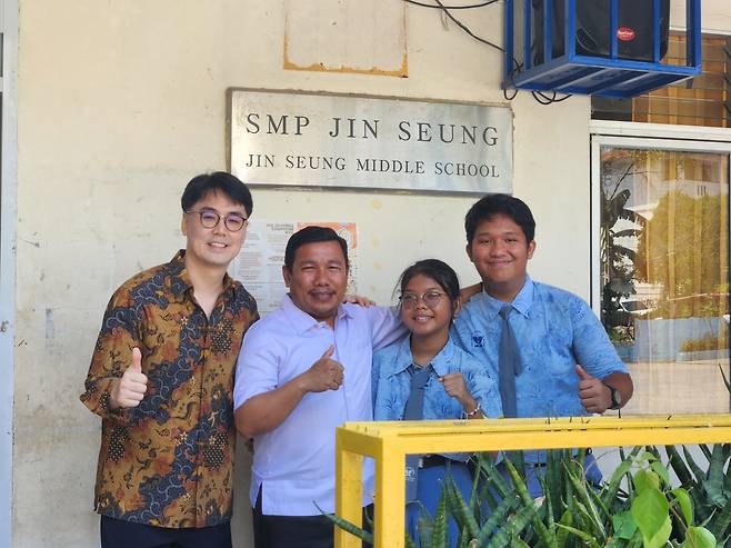 진승고 사밤(왼쪽 두 번째) 교장과 김규태(왼쪽 첫 번째) 선교사, 진승고 학생들이 지난 28일 인도네시아 바탐의 진승중 문패 앞에서 엄지를 치켜 세우고 있다.