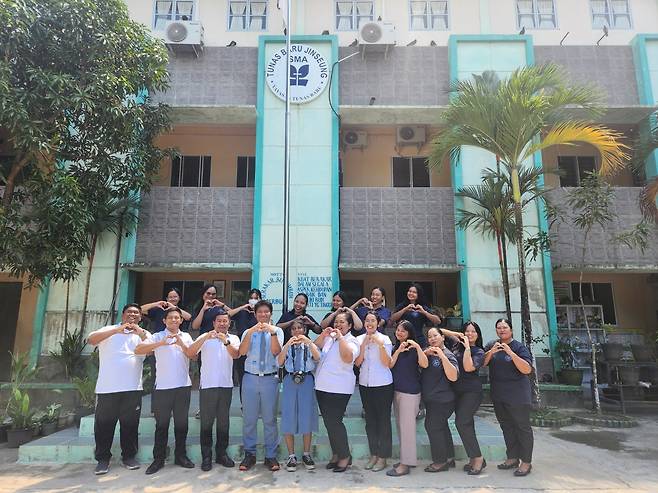 진승중고교 교직원들이 한국교회에 감사 인사를 전하고 있다.