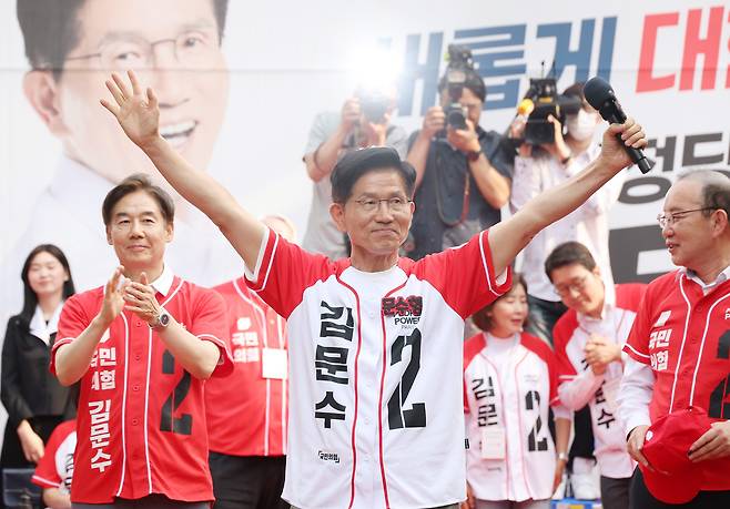 국민의힘 김문수 대선 후보가 1일 서울 서대문구 신촌역에서 열린 집중유세에서 지지를 호소하고 있다. 연합뉴스