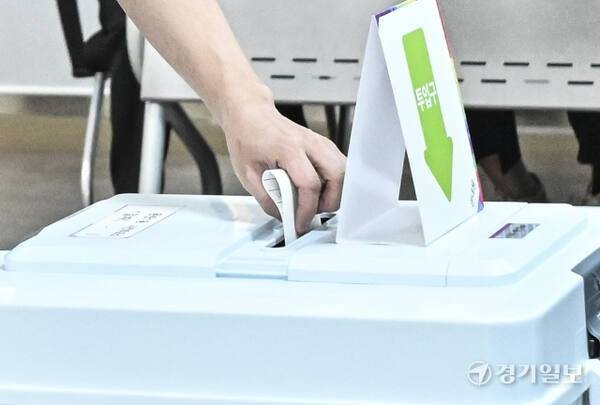 제21대 대통령선거 사전투표가 시작된 29일 사전투표소에 유권자들이 투표를 진행하고 있다. 홍기웅기자