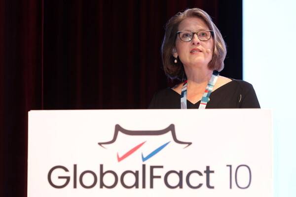 ▲ 지난해 6월 서울 코엑스에서 열린 '글로벌팩트10'에서 연설하고 있는 앤지 홀란 IFCN 디렉터. 사진=IFCN