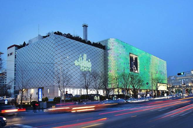 서울 강남구 압구정동 갤러리아명품관 WEST 전경. 이 건물은 1976년 완공한 한양쇼핑센터 영동점을 인수해 운영하다가 2004년, 2014년 두 차례에 걸쳐 리뉴얼했다. /사진제공=한화갤러리아