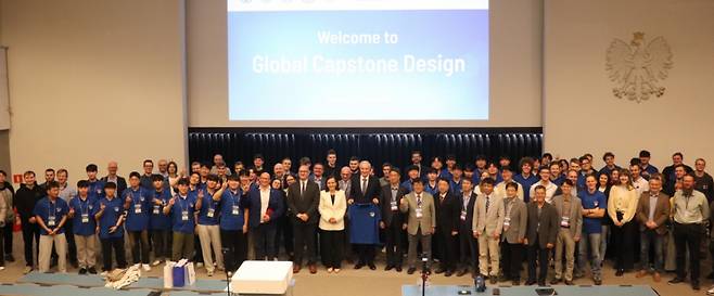 폴라드 SUT에서 열린 '글로벌 캡스톤디자인 웤크숍' 참가자들이 기념촬영하고 있다./사진제공=선문대