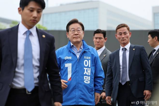 (서울=뉴스1) 이재명 기자 = 이재명 더불어민주당 대통령 후보가 제21대 대통령선거를 하루 앞둔 2일 오후 서울 강서구 서울식물원 마곡나루광장에 입장하고 있다. 2025.6.2/뉴스1 Copyright (C) 뉴스1. All rights reserved. 무단 전재 및 재배포, AI학습 이용 금지.