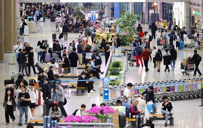 어린이날 연휴 마지막날인 지난달 6일 인천국제공항 1터미널 도착층이 여행객들로 붐비는 모습./사진=뉴시스