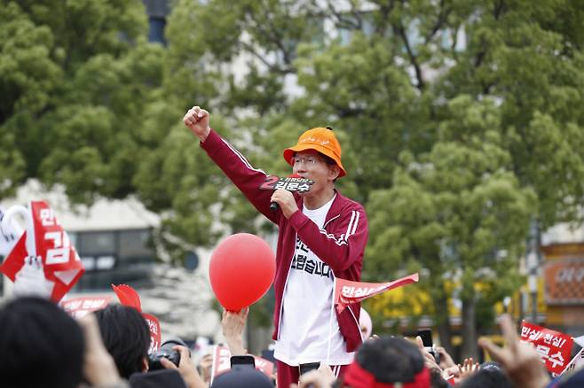 김문수 국민의힘 대통령 후보는 제주를 시작으로 부산·대구·대전·서울 광화문을 잇는 국토 종단 유세를 이어갔다. 사진은 김문수 국민의힘 대통령 후보가 2일 오전 제주시 일도일동 동문로터리에서 열린 유세에서 지지를 호소하고 있는 모습. /사진=뉴스1