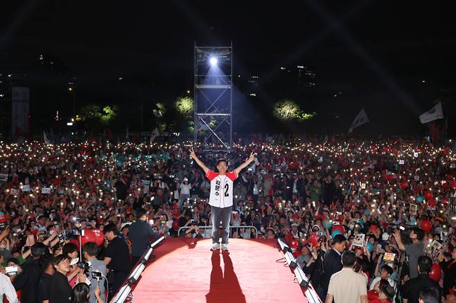 국민의힘 선대위 자체 집계에 따르면 김 후보는 22일의 공식 선거운동 기간 동안 총 157개의 공개 일정을 소화했으며 이동 거리는 약 7300km다.사진은 김문수 국민의힘 대통령 후보가 제21대 대통령 선거를 하루 앞둔 2일 오후 서울 중구 서울시청 앞 광장에서 열린 '울려라 함성, 들어라 승리의 메아리' 피날레 유세에서 지지자들을 향해 인사하고 있는 모습. /사진=뉴스1