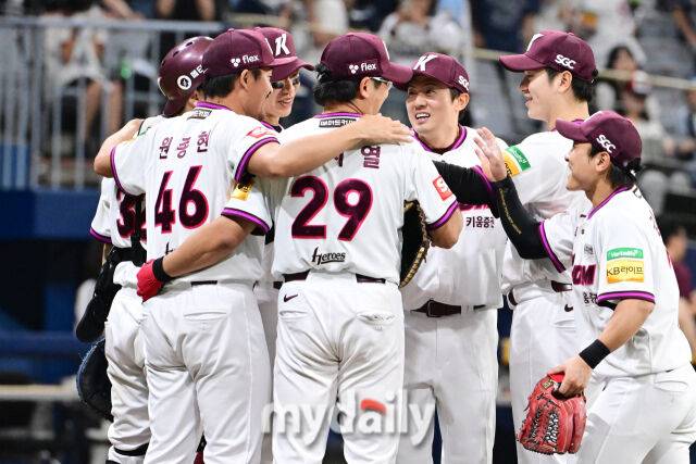 1일 오후 서울 고척스카이돔에서 진행된 '2025 프로야구 KBO리그' 두산-키움의 경기. 키움이 1-0으로 승리한 뒤 마운드에서 기뻐하고 있다./마이데일리