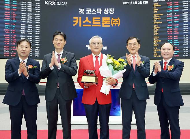 한국거래소 코스닥시장본부가 2일 서울사옥 홍보관에서 연 키스트론 코스닥시장 상장기념식. 왼쪽부터 유도석 한국IR협의회 상무, 민경욱 한국거래소 코스닥시장본부장, 정민호 키스트론(주) 대표이사, 정근수 신한투자증권 CIB총괄 사장, 강왕락 코스닥협회 부회장. (사진=한국거래소 제공) *재판매 및 DB 금지