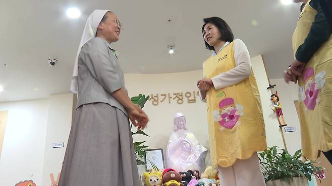 출처:연합뉴스TV 오늘(2일) 오후 이재명 더불어민주당 대선 후보의 배우자 김혜경 여사가 성가정입양원을 방문한 모습.