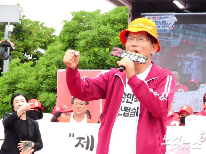 제21대 대통령선거를 하루 앞둔 2일 제주시 동문로터리에서 김문수 국민의힘 후보가 거리유세를 했다. 이인 기자