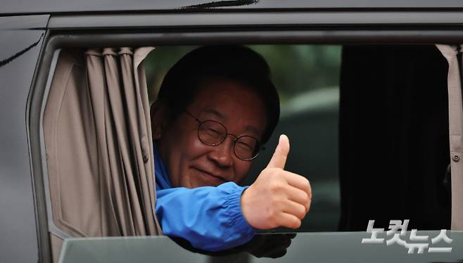 이재명 더불어민주당 대선 후보가 2일 서울 강서구 서울식물원 마곡나루광장에서 열린 강서구·양천구 유세를 마치고 여의도 마지막 유세를 위해 떠나는 차량 안에서 지지자들에게 손을 들어 답하고 있다. 윤창원 기자
