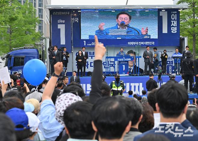 이재명 더불어민주당 대선 후보가 2일 서울 강서구 마곡 서울식물원에서 유권자의 한 표를 호소하고 있다. 윤창원 기자