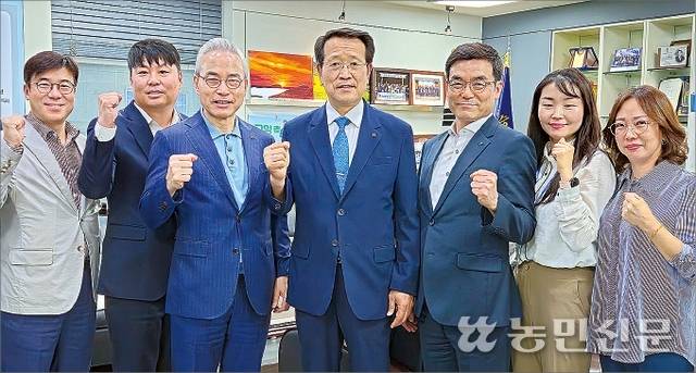 경기 고양축산농협 유완식 조합장(왼쪽 네번째)과 신재범 상임이사(〃세번째), 최종민 본부장(〃다섯번째), 직원들이 상호금융 3조원 달성을 자축하고 ‘고양 행주 한우 숯불구이 축제’의 성공적 개최를 기원하며 파이팅을 외치고 있다.