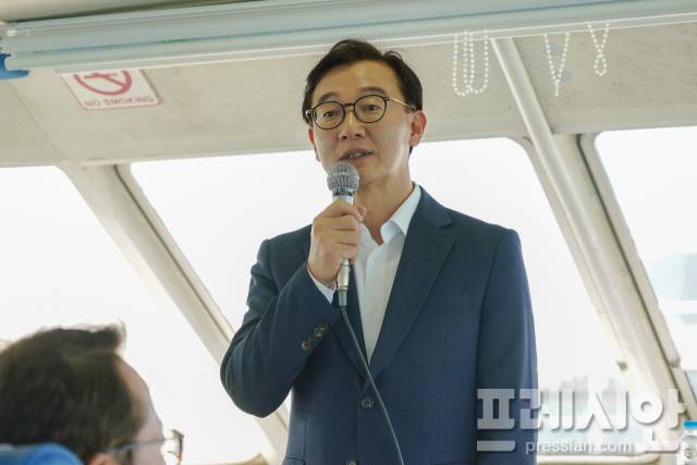 ▲30일 부산항 인근 해상에서 열린 북극항로 추진 전략에 관한 간담회에서 발언하고 있는 전재수 더불어민주당 의원.ⓒ프레시안(강지원)