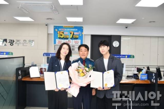 ▲화순경찰은 피싱범죄를 예방한 광주은행 화순지점 직원 2명에게 감사장을 전달했다.ⓒ화순경찰서 제공