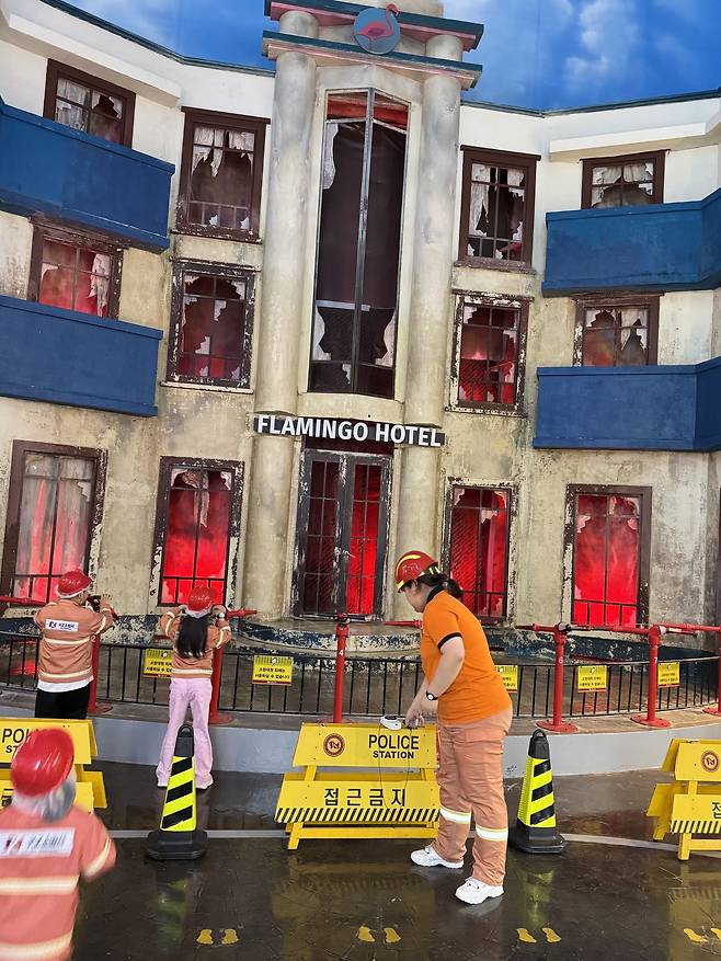 가장 인기 있는 체험 중 하나는 바로 ‘소방관 체험’이다. 아이들이 방화복을 입고 직접 화재 현장을 진압해보는 프로그램으로, 몰입도가 높고 교육적 효과도 뛰어나 예약 경쟁이 치열하다. 대기 시간이 최소 20분에서 많게는 2시간에 달하는 경우도 있어, 현장에 도착하자마자 사측에서 입장할 때 제공한 팔찌를 통해 사전 예약을 해두는 것이 필수다. 김현주 기자