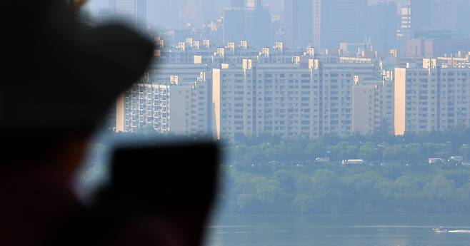 서울 성동구 응봉산에서 강남구 압구정동 현대아파트가 보이고 있다. 뉴시스