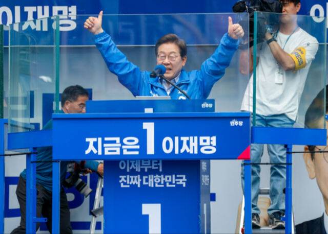 더불어민주당 이재명 대선후보가 2일 경기 광명시 철산 로데오 광장에서 유세하고 있다. 뉴스1