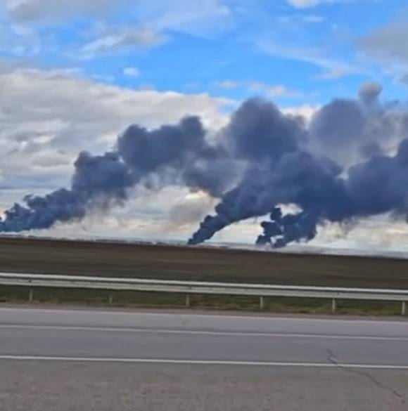 1일(현지시간) 우크라이나가 일인칭 시점(FPV) 드론을 동원, 러시아 공군기지를 상대로 개전 후 최대 규모의 공격을 감행한 가운데 우크라이나 국경에서 4000㎞ 이상 떨어진 시베리아 이르쿠츠크주의 벨라야 공군기지에서 연기가 치솟고 있다. 2025.6.1 텔레그램