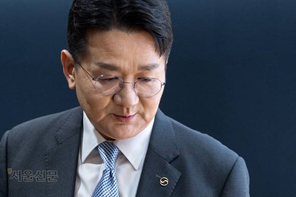 서울경찰청 광역수사단 금융범죄수사대는 1일 자본시장법 위반 혐의 등으로 조원태 한진그룹 회장과 류경표 한진칼 대표이사에 대한 수사에 착수했다. 앞서 시민단체 서민민생대책위원회가 접수한 고발장에 따른 조치다. 사진은 조 회장이 지난 3월 서울 강서구 대한항공 본사에서 열린 기업이미지(CI) 설명 기자간담회에 참석해 단상으로 향하고 있는 모습. 서울신문 DB