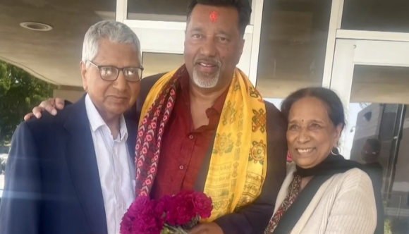 성폭행죄로 징역 378년 형 선고를 받았던 미국 남성(중앙)이 16년 만에 무죄 판결을 받고 석방됐다. 사진은 석방 직후 모습. CBS 뉴스 캡처