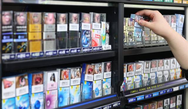 서울 시내의 한 편의점 담배판매대 모습. 연합뉴스