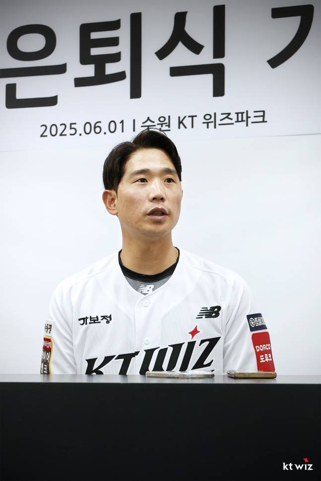KT 박경수 코치가 1일 수원KT위즈파크에서 KIA전을 앞두고 열린 은퇴 기자회견에서 취재진과 인터뷰하고 있다. /사진=KT 위즈 제공