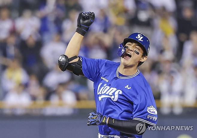 삼성 주장 구자욱, 승리 향한 1타점 포효 (서울=연합뉴스) 황광모 기자 = 1일 서울 송파구 잠실야구장에서 열린 프로야구 2025 신한 SOL 뱅크 KBO리그 삼성라이온즈와 LG 트윈스의 경기.
삼성의 9회초 1사 주자 1, 2루에서 삼성 주장 구자욱이 승리에 다가서는 1타점 2루타를 친 뒤 포효하고 있다. 2025.6.1 hkmpooh@yna.co.kr