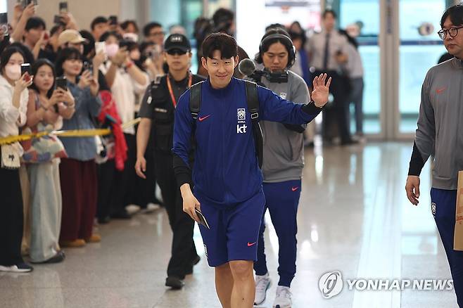 이라크로 출국하는 손흥민 (영종도=연합뉴스) 윤동진 기자 = 대한민국 축구대표 손흥민이 2일 인천국제공항 제1터미널을 통해 이라크로 출국하고 있다. 축구대표팀은 이날 전세기를 타고 이라크로 이동, 6일 이라크를 상대로 2026 국제축구연맹(FIFA) 북중미 월드컵 아시아 3차 예선 B조 9차전을 치른다. 2025.6.2 mon@yna.co.kr