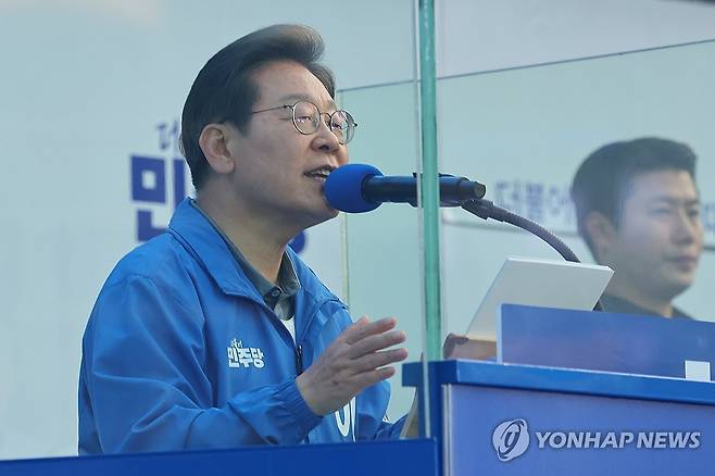 부산시민에게 지지 호소하는 이재명 후보 (부산=연합뉴스) 김주성 기자 = 더불어민주당 이재명 대선 후보가 선거를 이틀 앞둔 1일 부산광역시 부산역광장에서 유세장을 가득 메운 시민들을 향해 지지를 호소하고 있다. 2025.6.1 utzza@yna.co.kr