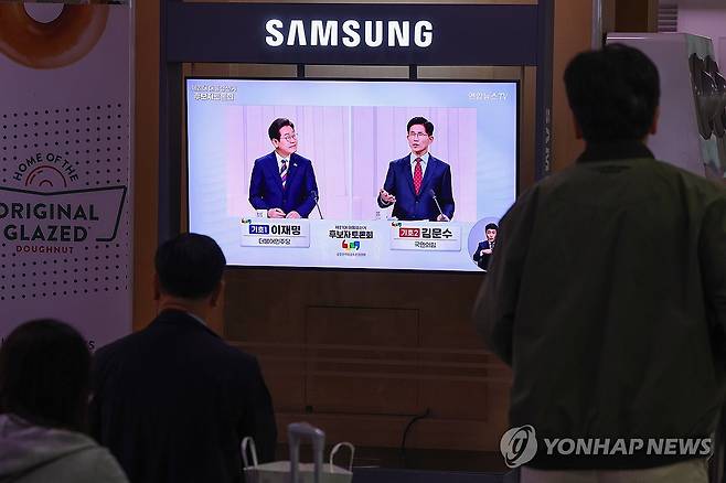 대선 앞두고 마지막 TV토론회 지켜보는 시민들 (서울=연합뉴스) 서대연 기자 = 제21대 대통령선거 후보 정치분야 TV토론회가 열린 지난달 27일 서울역 대합실에서 시민들이 토론회 중계방송을 지켜보고 있다. 2025.6.2 dwise@yna.co.kr