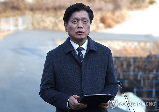 조승래 수석대변인 브리핑 (양산=연합뉴스) 김동민 기자 = 더불어민주당 조승래 수석대변인이 30일 오후 경남 양산시 하북면 평산마을에서 이재명 대표의 문재인 전 대통령 예방 결과를 브리핑하고 있다. 2025.1.30 image@yna.co.kr