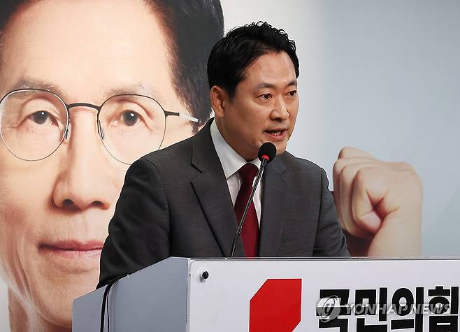 긴급 기자회견 하는 장동혁 선대위 상황실장 (서울=연합뉴스) 김주형 기자 = 국민의힘 장동혁 선대위 상황실장이 2일 서울 여의도 중앙당사에서 긴급 현안 기자회견을 열고 "세계 3대 투자자로 꼽히는 짐 로저스 로저스홀딩스 회장이 더불어민주당 이재명 대선 후보에 대한 지지 선언을 한 적이 없다"는 보도와 관련해 "대국민 사기극"이라며 비판하고 있다. 2025.6.2 kjhpress@yna.co.kr