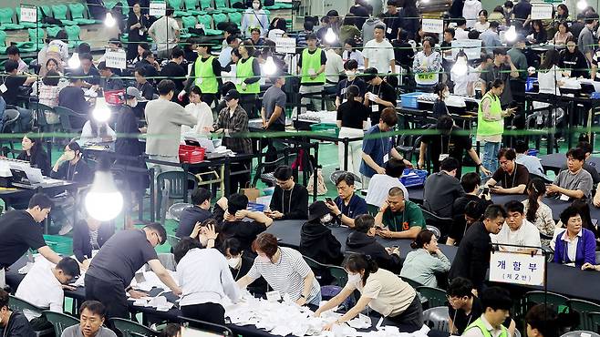 ▲ 제21대 대통령선거일인 3일 오후 인천 연수구 선학체육관에 마련된 개표소에서 선관위 관계자들이 분주하게 개표 작업을 하고 있다. /양진수기자photosmith@incheonilbo.com